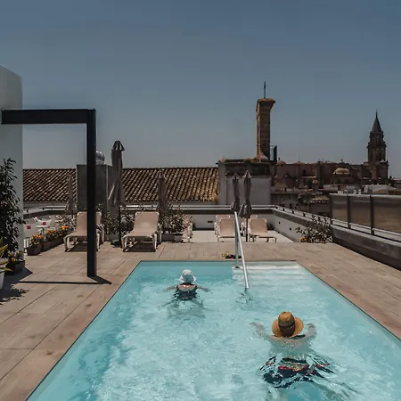 Eszentrico & Rooftop Bar Apartmanhotel 4*