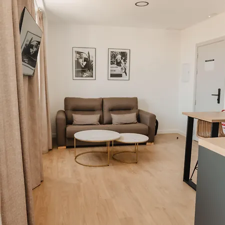 公寓式酒店 Eszentrico & Rooftop Bar 4*